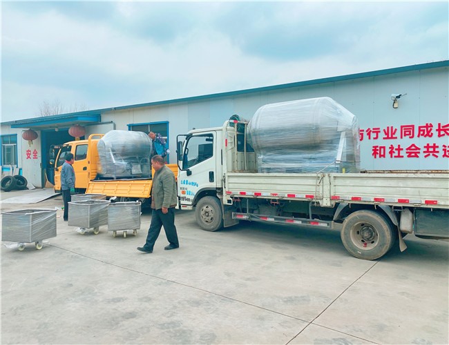 600L真空滾揉機加4臺料車發往武漢，1200L真空滾揉機發往深圳