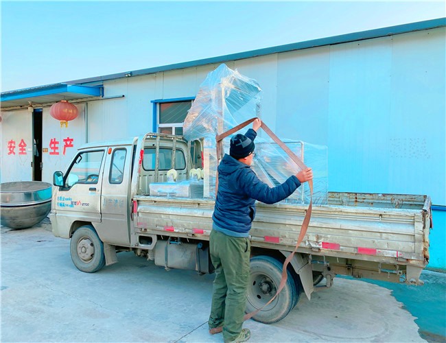 滾揉機專用液壓上料器1臺，可提升專用200L不銹鋼料車2臺，發貨深圳