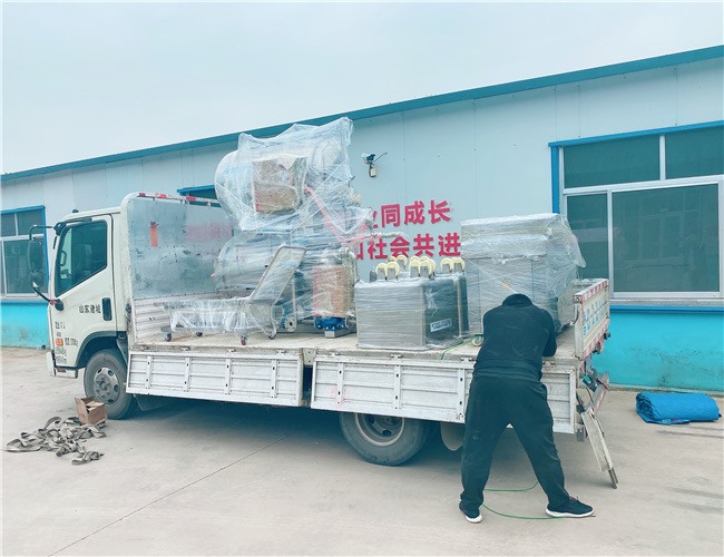 700雙層殺菌鍋、600雙室真空包裝機、200L不銹鋼料車，發(fā)貨河南許昌