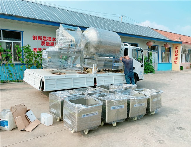 1200L真空滾揉機配液壓上料器加8臺可提升專用料車，發貨湖南常德
